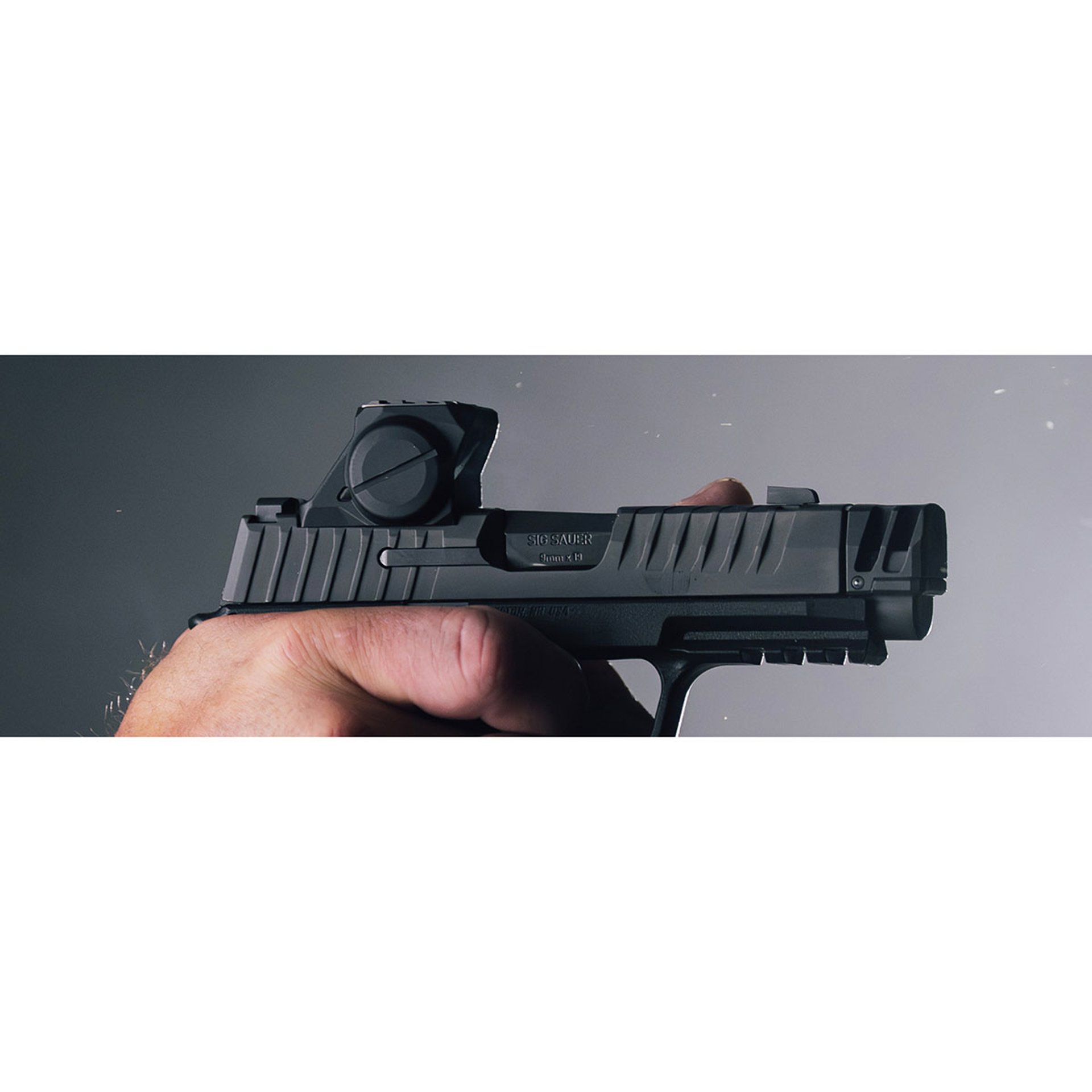 XRAY5 Adv Red Dot Enclosed 3.5 MOA Compact Footprint Black
